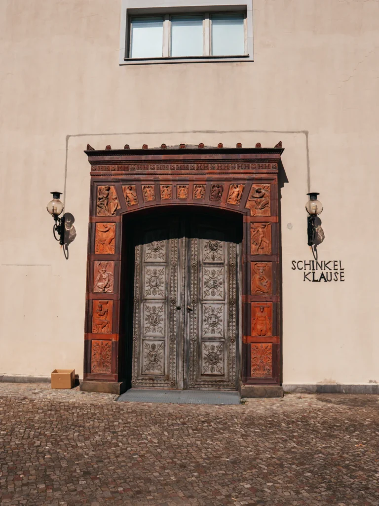 Eingangstür - Schinkel Klause Berlin. Der Fotogoals Fotospot in Berlin