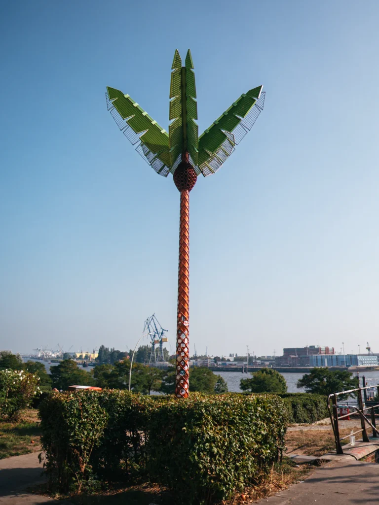 Einzelne Plastikpalme - Antonipark Hamburg. Der Fotogoals Fotospot in Hamburg