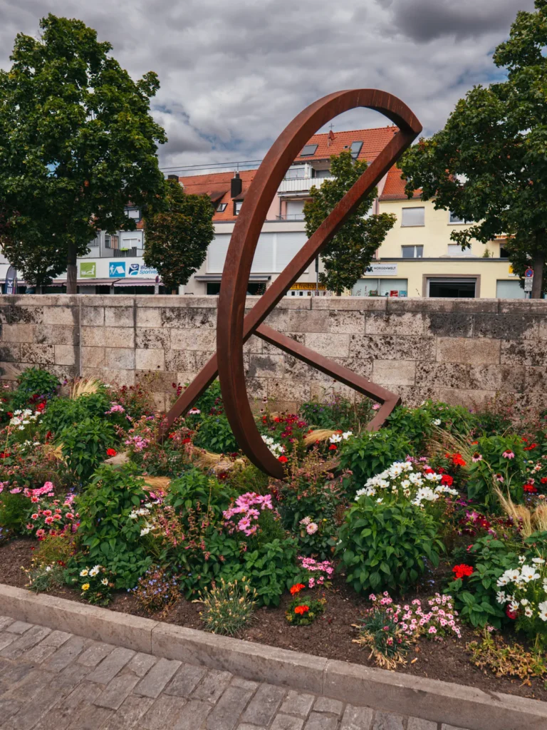 'Endlosschleife' Skulptur Würzburg. Der Fotogoals Fotospot in Würzburg