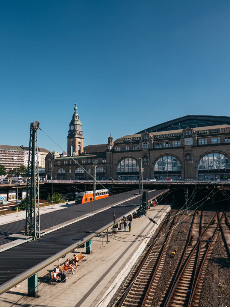 Ernst-Merck-Brücke - Blick: Hauptbahnhof Hamburg. Der Fotogoals Fotospot in Hamburg