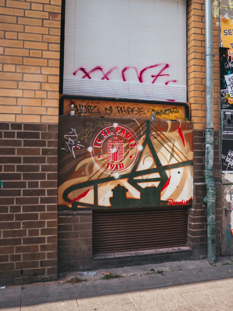 FC St. Pauli Graffiti - Wohlwillstraße Hamburg. Der Fotogoals Fotospot in Hamburg