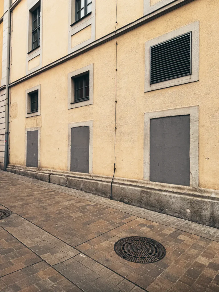 Fassade - Klinikstraße Würzburg. Der Fotogoals Fotospot in Würzburg