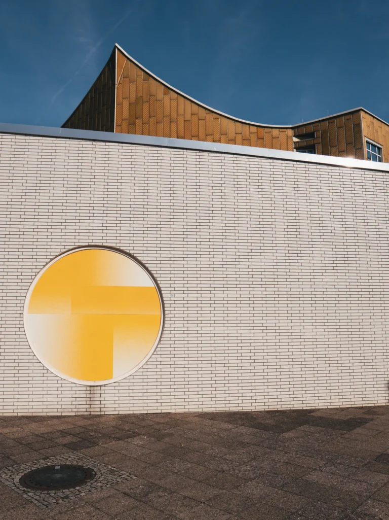 Fassade Philharmonie - Haupteingang Großer Saal Berlin. Der Fotogoals Fotospot in Berlin