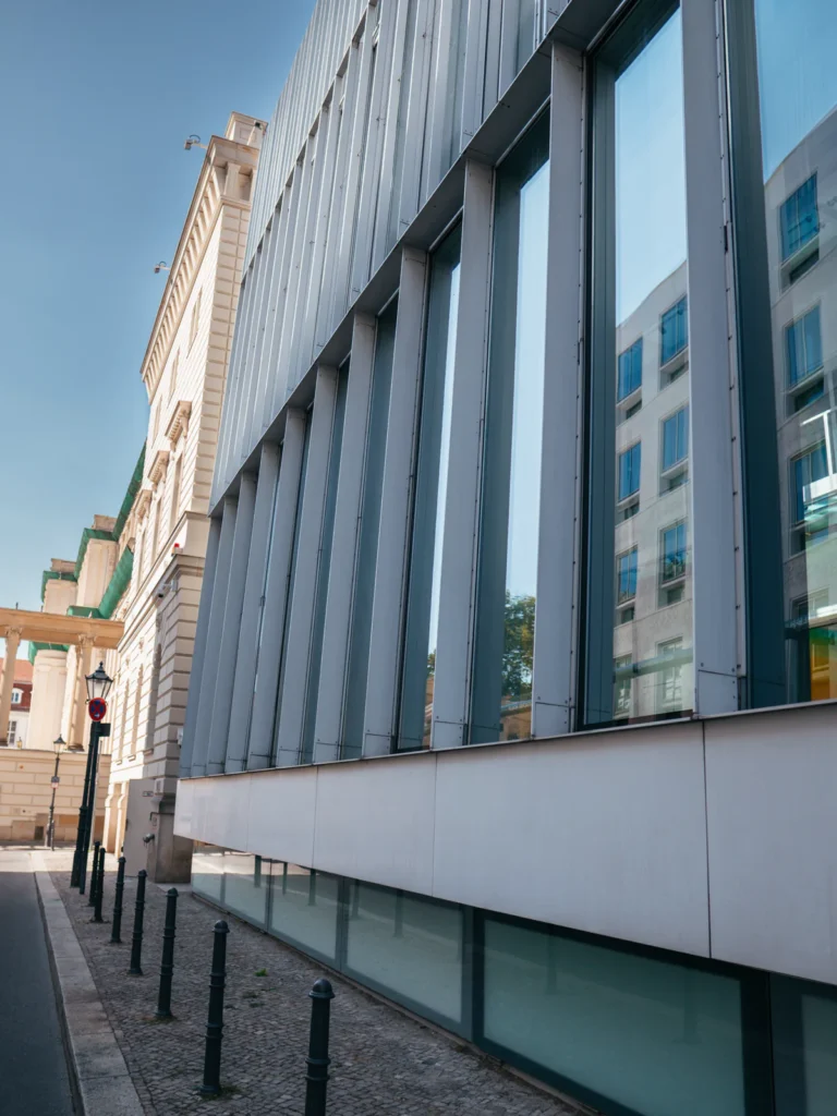Fensterfassade - Kommandantenhaus Rückseite Berlin. Der Fotogoals Fotospot in Berlin