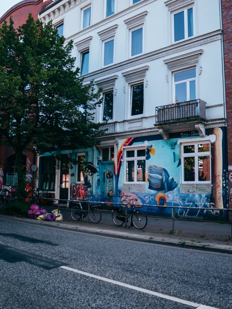 'Fische' Wandbemalung - Altonaer Straße Hamburg. Der Fotogoals Fotospot in Hamburg