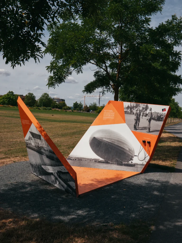 'Fliegerhorst' Erinnerungstafel - Beltwalk Würzburg. Der Fotogoals Fotospot in Würzburg