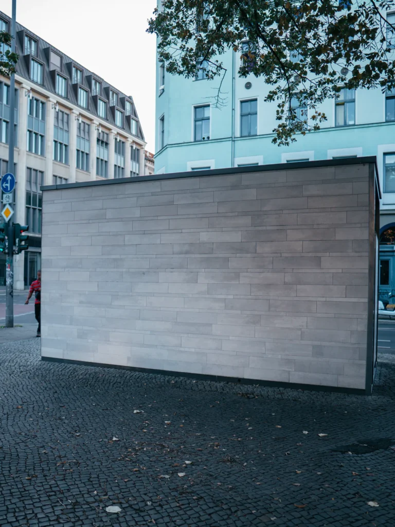 Fliesenfassade - Oranienplatz Berlin. Der Fotogoals Fotospot in Berlin