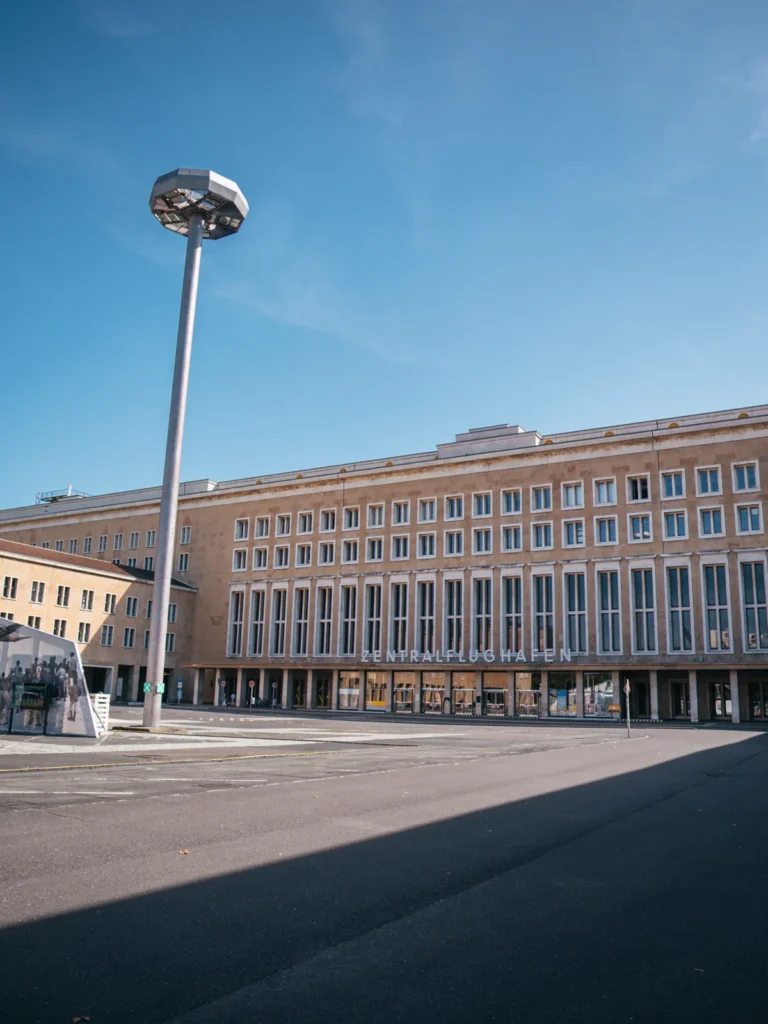 Flughafen Tempelhof Berlin. Der Fotogoals Fotospot in Berlin