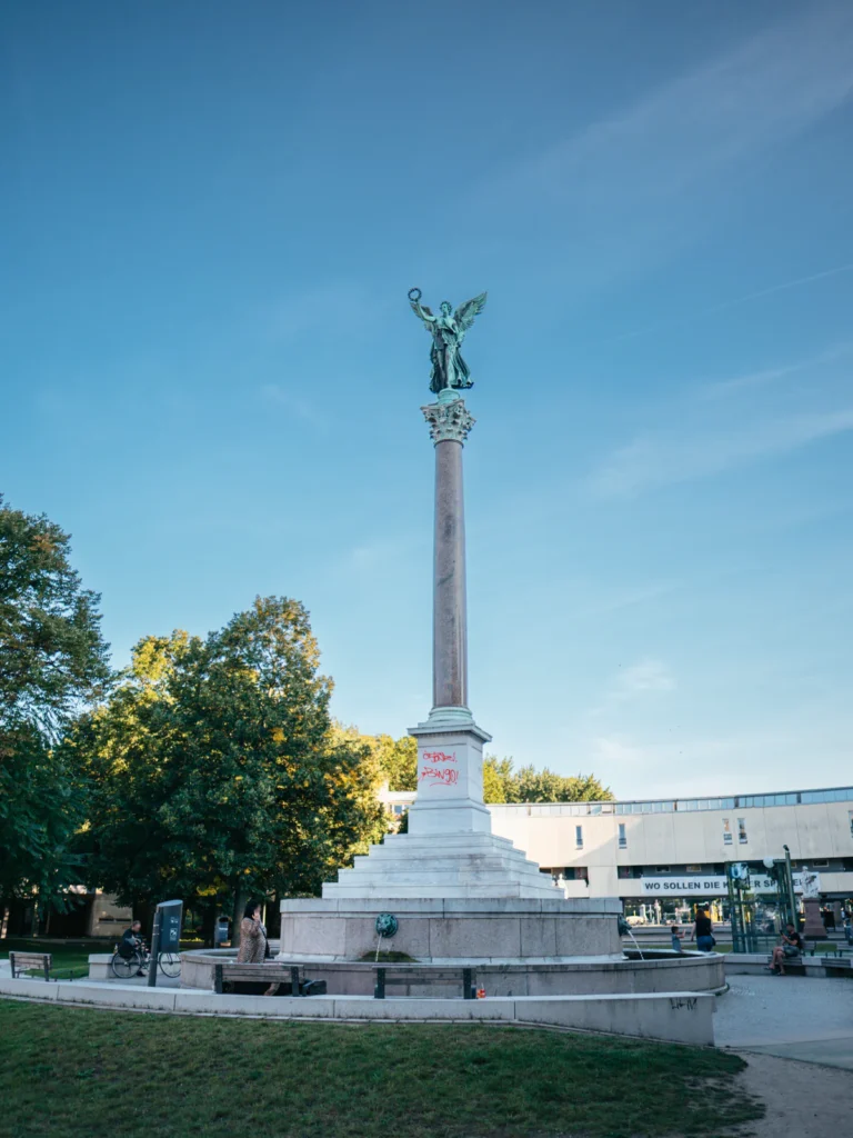 Friedenssäule - Mehringplatz Berlin. Der Fotogoals Fotospot in Berlin
