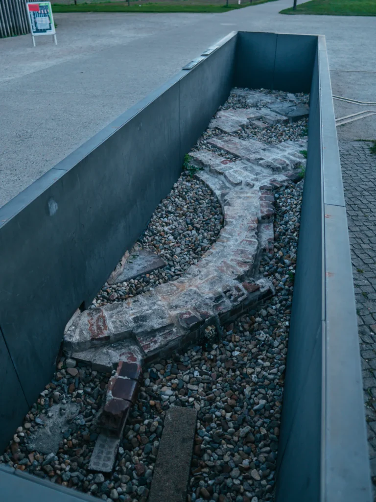 Fundament der Versöhnungskirche Berlin. Der Fotogoals Fotospot in Berlin