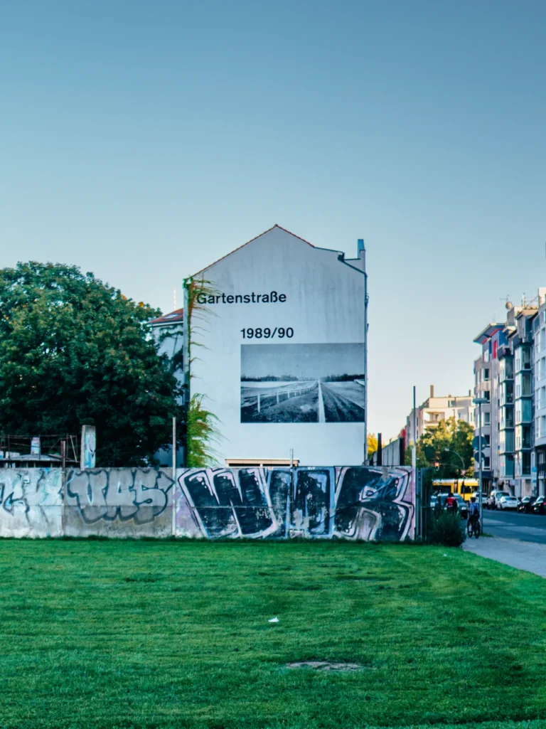 'Gartenstraße 1989/90' Wandbemalung Berlin. Der Fotogoals Fotospot in Berlin