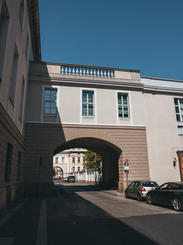 Gebäudedurchfahrt am Schinkel Pavillon Berlin. Der Fotogoals Fotospot in Berlin