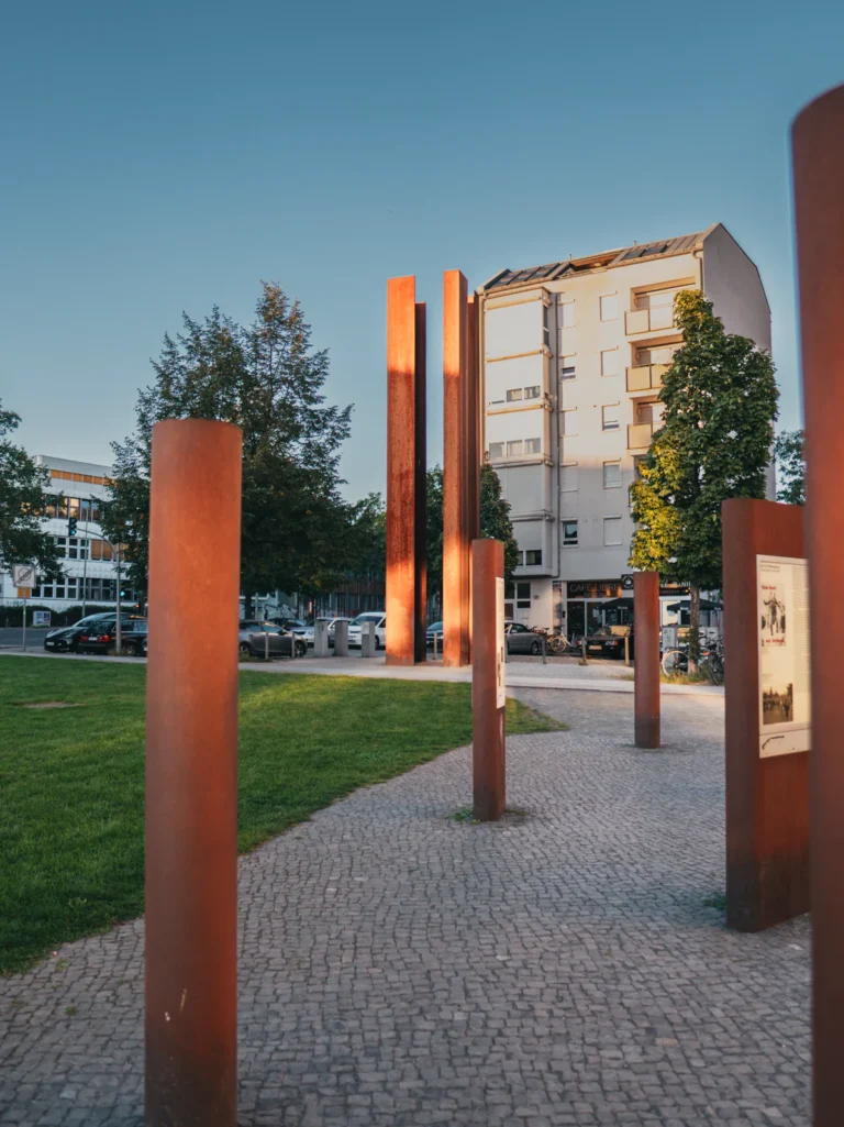 Gedenksteelen - Bernauer Straße Berlin. Der Fotogoals Fotospot in Berlin