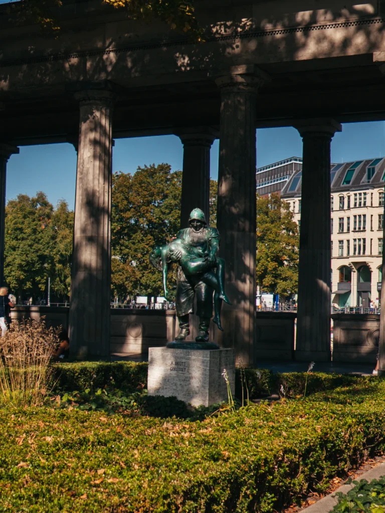 'Gerettet' Skulptur Berlin. Der Fotogoals Fotospot in Berlin