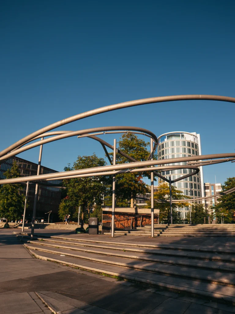 'Geschwungenes Leuchtelement' - Magellan-Terrassen Hamburg. Der Fotogoals Fotospot in Hamburg