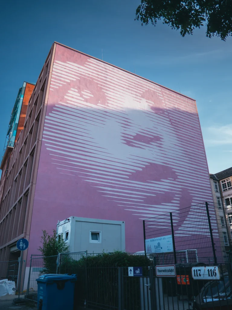 'Gesicht' Wandbemalung - Wilhelmstraße Berlin. Der Fotogoals Fotospot in Berlin