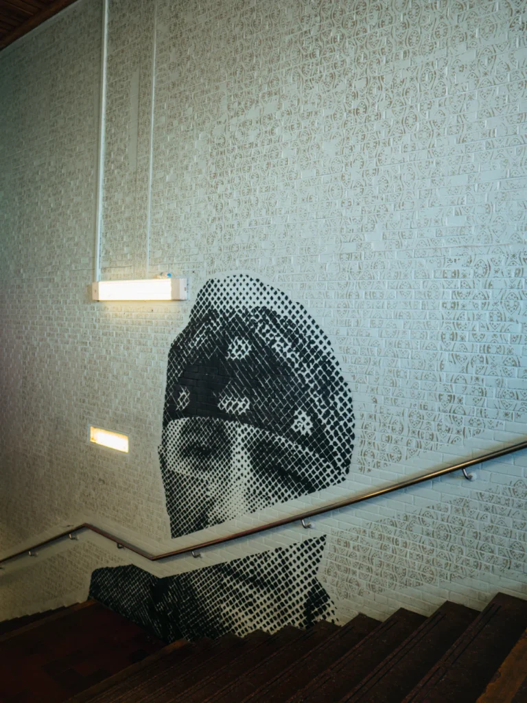 'Gesichter der Veddel' Wandbemalungen - S-Bahnhof Veddel Hamburg. Der Fotogoals Fotospot in Hamburg