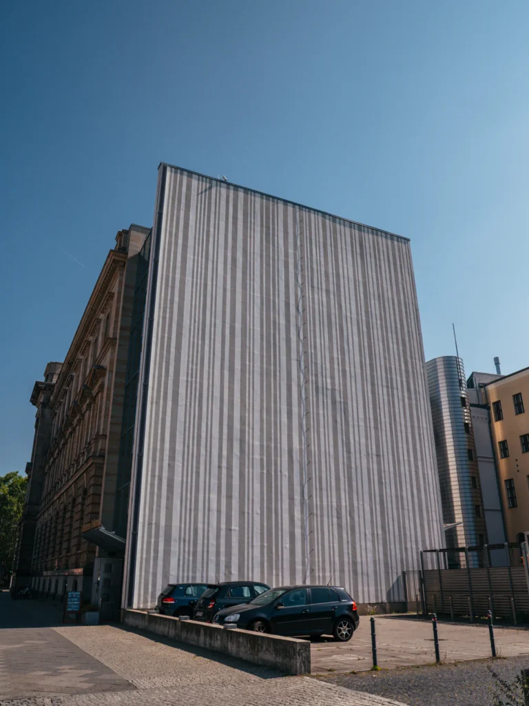 Gestreifte Fassade - Leipziger Straße Berlin. Der Fotogoals Fotospot in Berlin