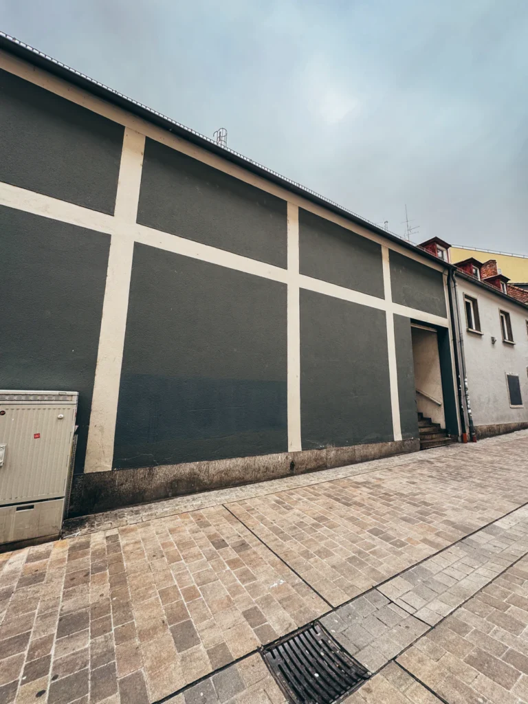 Graue Fassade - Klinikstraße Würzburg. Der Fotogoals Fotospot in Würzburg