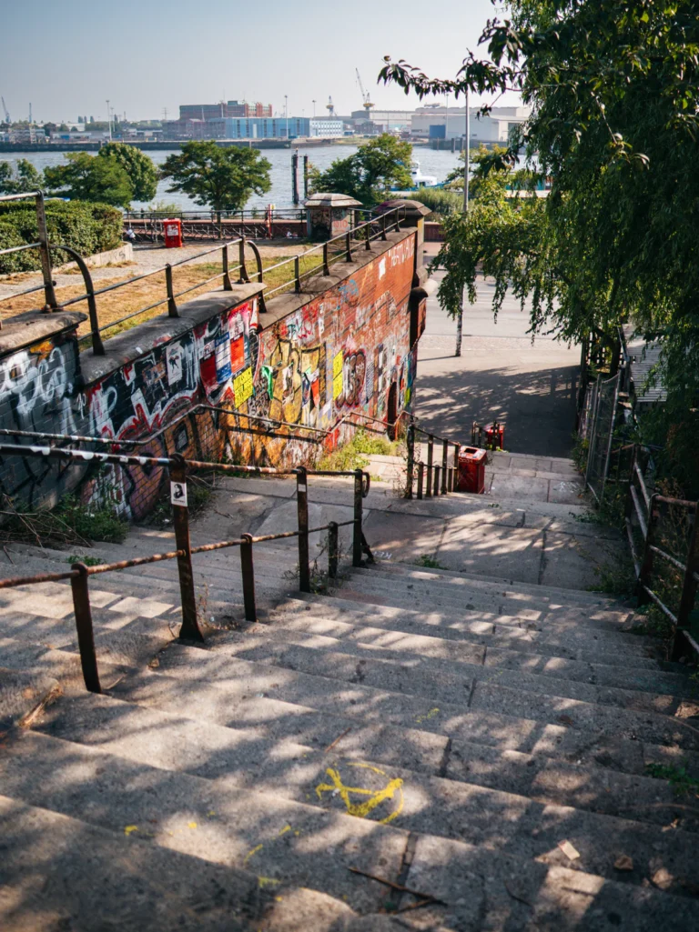 Hafentreppe - St. Pauli Hafenstraße Hamburg. Der Fotogoals Fotospot in Hamburg