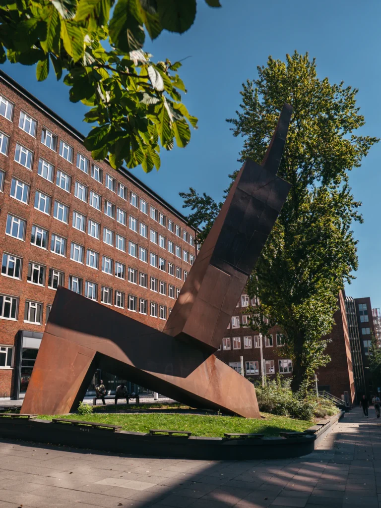 'Hamburger Figur' Stahlplastik Hamburg. Der Fotogoals Fotospot in Hamburg
