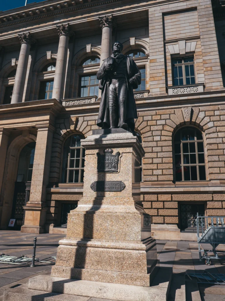 'Hardenberg' Denkmal Berlin. Der Fotogoals Fotospot in Berlin