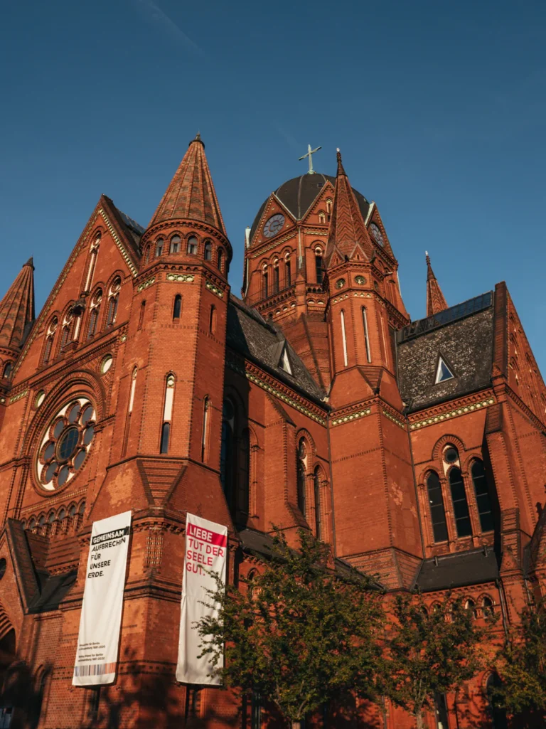 'Heilig Kreuz' Kirche Berlin. Der Fotogoals Fotospot in Berlin