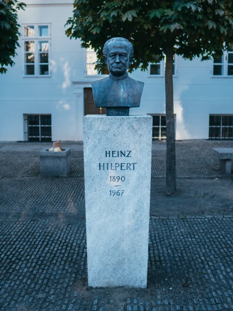 'Heinz Hilpert' Büste Berlin. Der Fotogoals Fotospot in Berlin