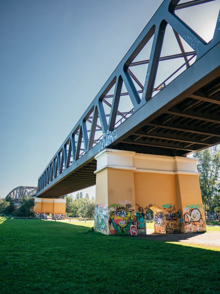 Hochbahn - Schöneberger Wiese Park am Gleisdreieck (West) Berlin. Der Fotogoals Fotospot in Berlin