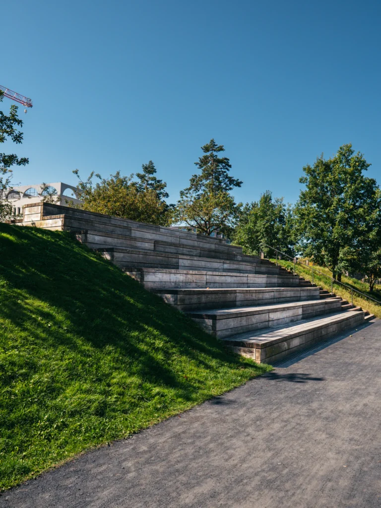 Holztribüne I - Baakenpark Hamburg. Der Fotogoals Fotospot in Hamburg