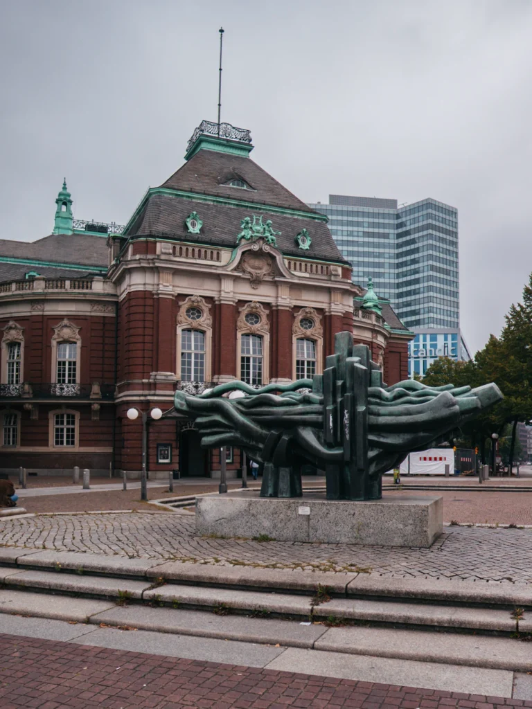 'Hommage an Brahms' Denkmal Hamburg. Der Fotogoals Fotospot in Hamburg