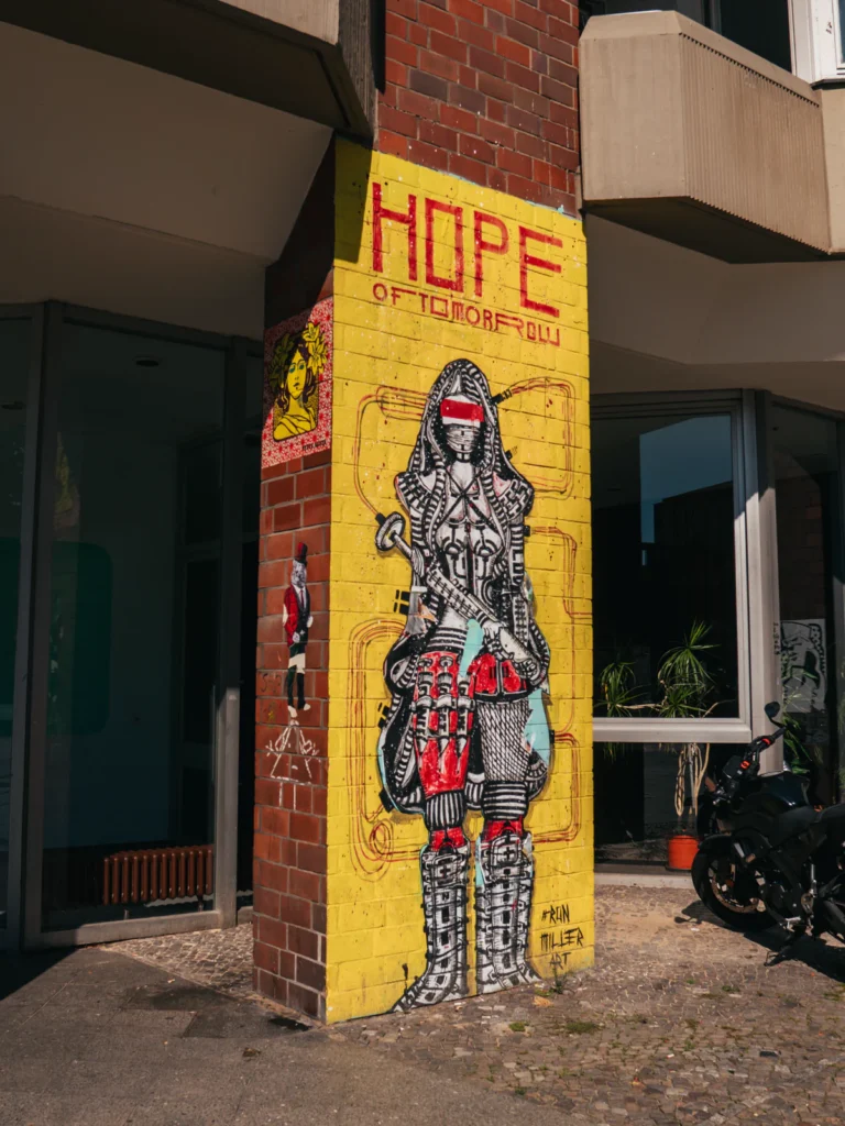'Hope of Tomorrow' Community Wall Mural Berlin. Der Fotogoals Fotospot in Berlin