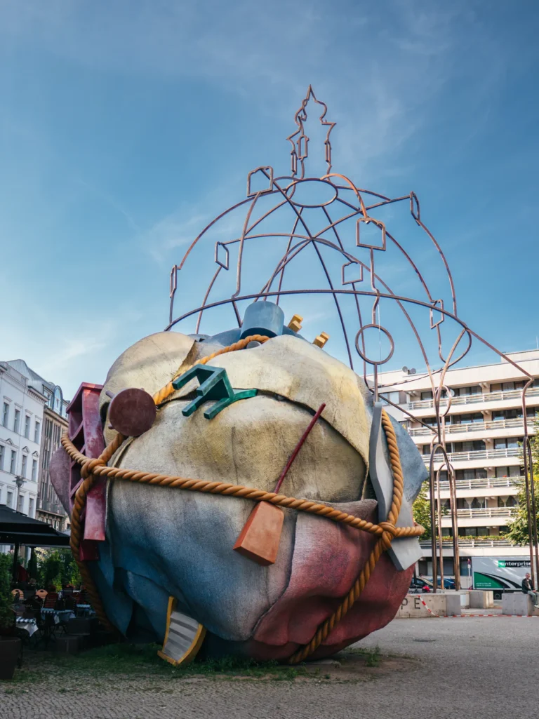 'Houseball' Skulptur Berlin. Der Fotogoals Fotospot in Berlin
