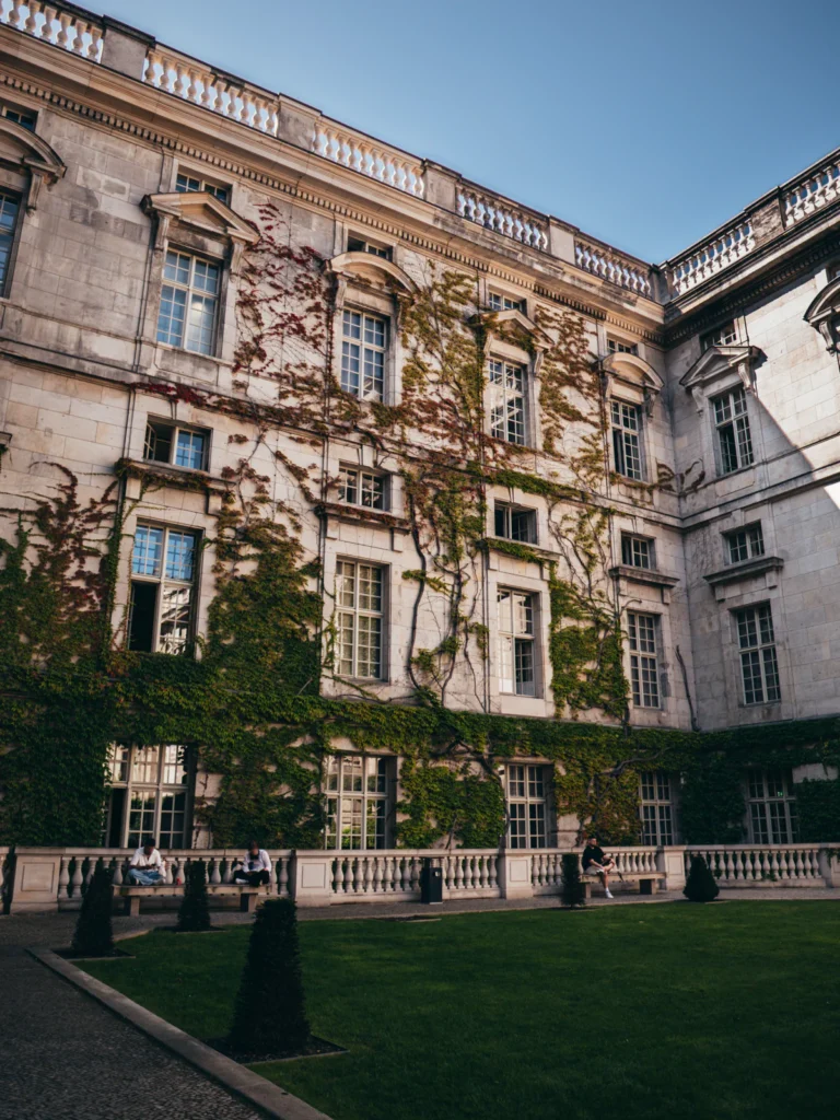 Innenhof - Staatsbibliothek zu Berlin (Preußischer Kulturbesitz) Berlin. Der Fotogoals Fotospot in Berlin