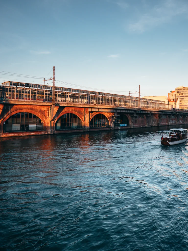 Jannowitzbrücke - Blick: Bahnhof Jannowitzbrücke Berlin. Der Fotogoals Fotospot in Berlin