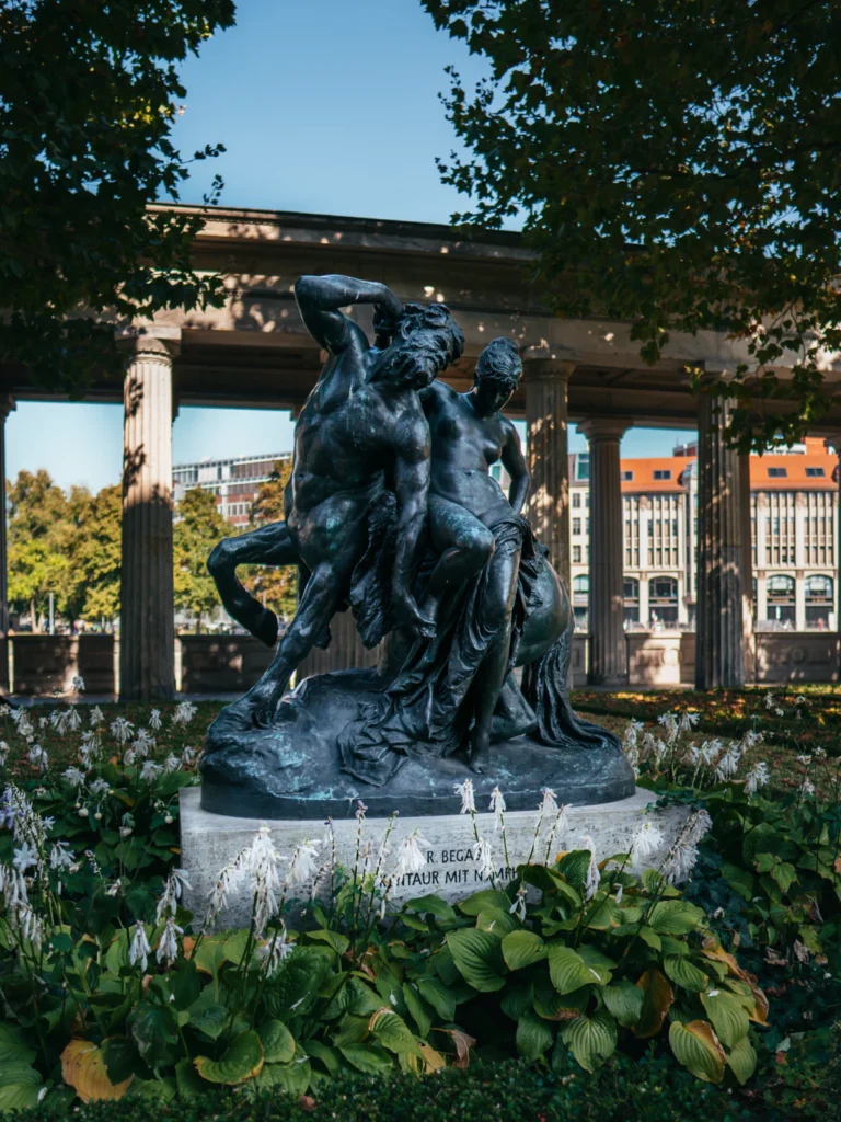'Kentaur mit Nymphe' Skulptur Berlin. Der Fotogoals Fotospot in Berlin