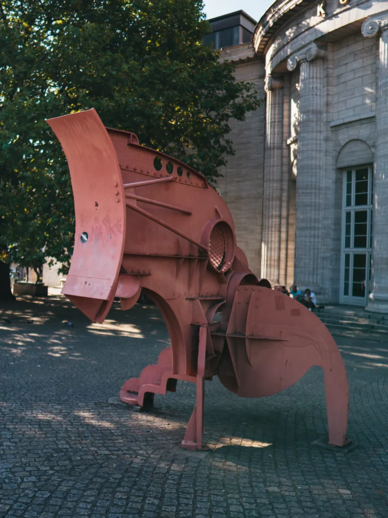 'Kleiner Zyklop' Skulptur Hamburg. Der Fotogoals Fotospot in Hamburg