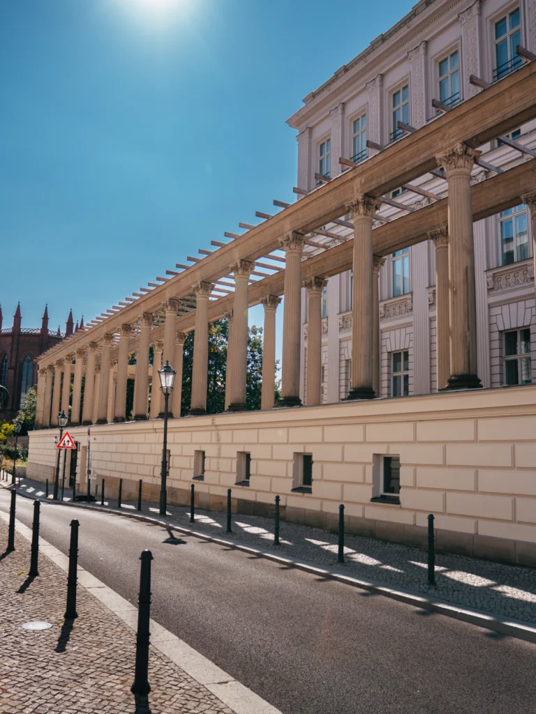 Kolonnade - Kronprinzenpalais Berlin. Der Fotogoals Fotospot in Berlin