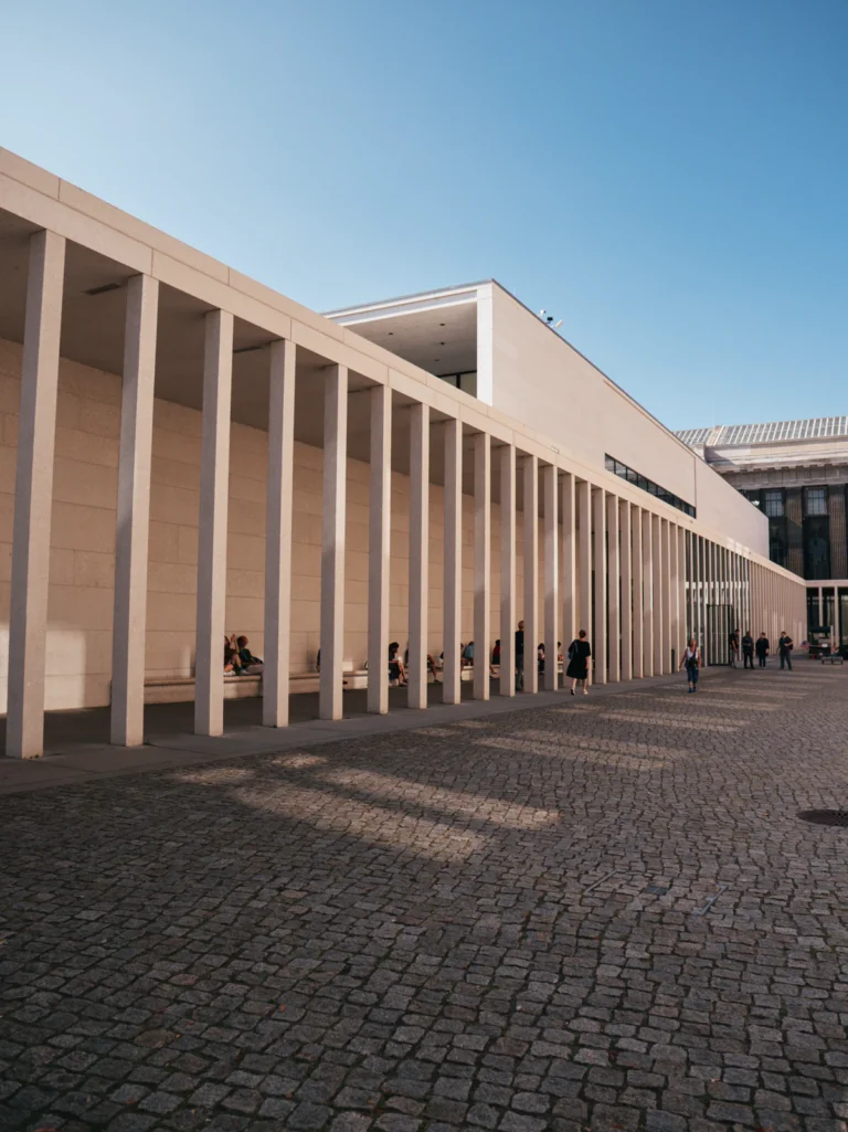 Kolonnaden - James-Simon-Galerie Berlin. Der Fotogoals Fotospot in Berlin
