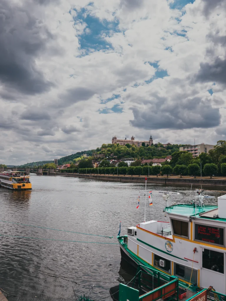 Kranenkai - Blick: Festung Marienberg Würzburg. Der Fotogoals Fotospot in Würzburg