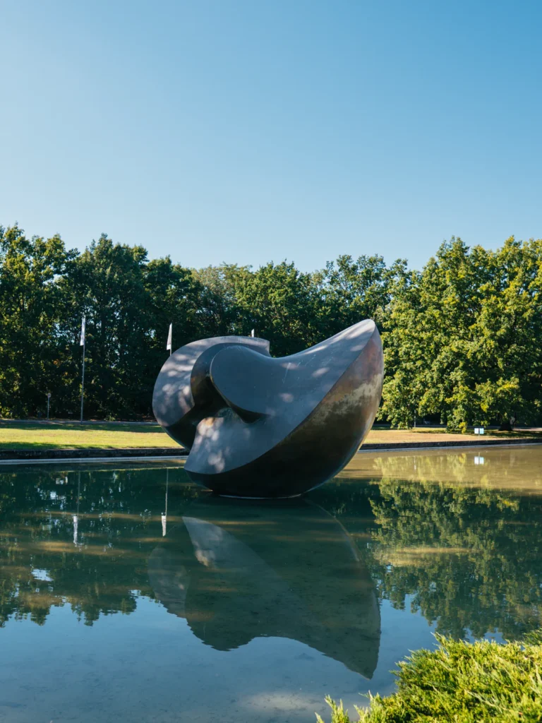'Large Divided Oval: Butterfly' Skulptur Berlin. Der Fotogoals Fotospot in Berlin