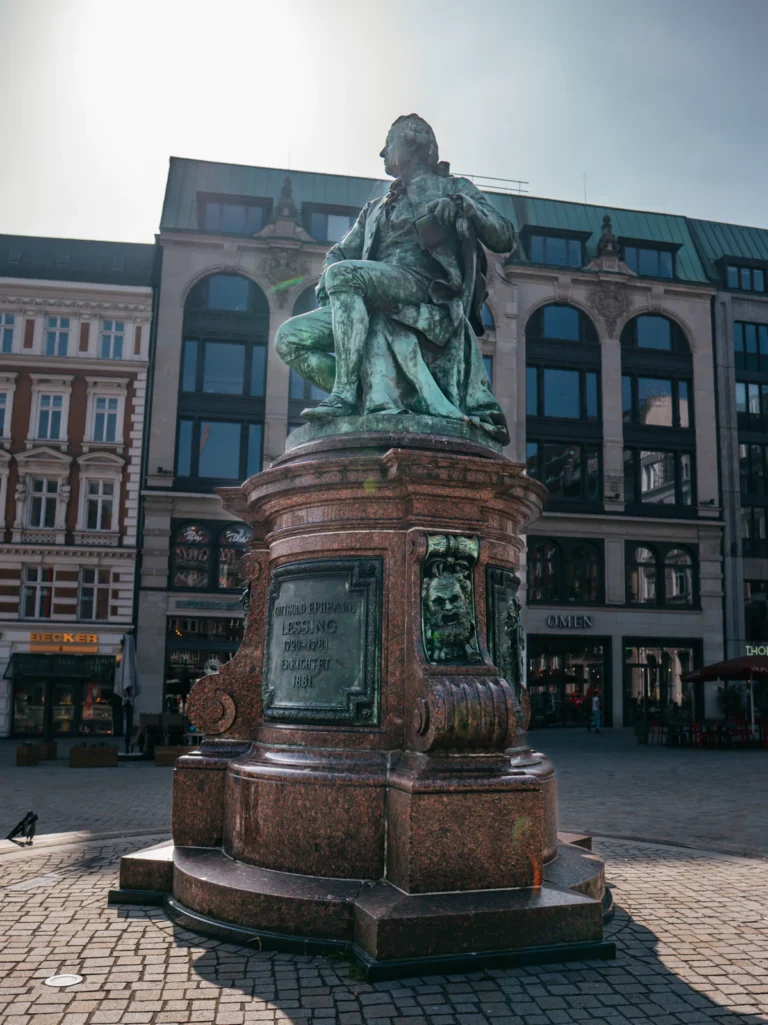 'Lessing' Denkmal - Gänsemarkt Hamburg. Der Fotogoals Fotospot in Hamburg