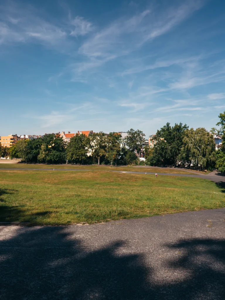 Liegewiese - Viktoriapark Berlin. Der Fotogoals Fotospot in Berlin