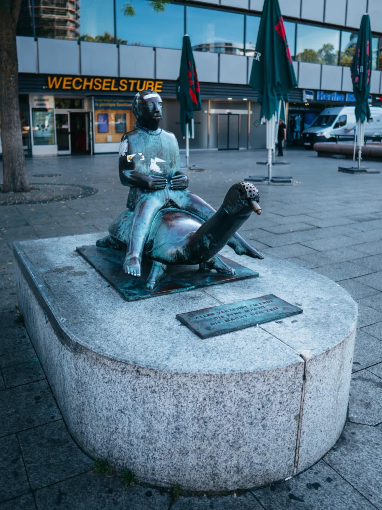 'Mädchen auf der Schildkröte' Bronzeskulptur Berlin. Der Fotogoals Fotospot in Berlin