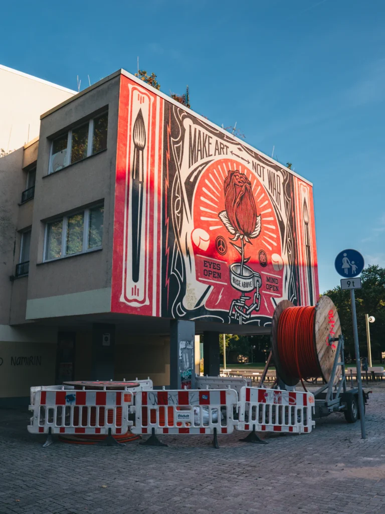 'Make Art Not War' Mural Berlin. Der Fotogoals Fotospot in Berlin