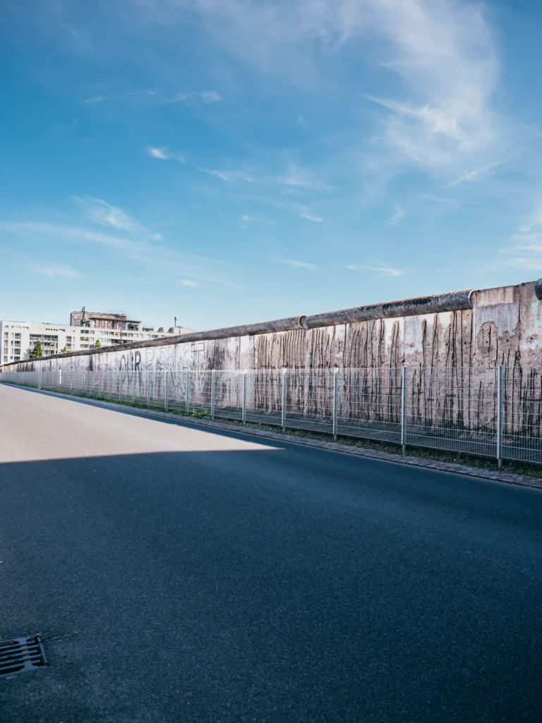 Mauer - Geschichtsmeile Wilhelmstraße Berlin. Der Fotogoals Fotospot in Berlin