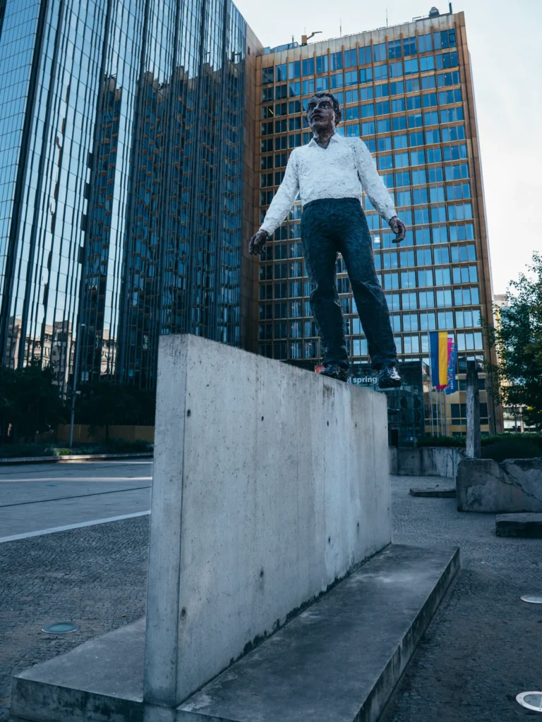 'Mauerläufer' Skulptur Berlin. Der Fotogoals Fotospot in Berlin