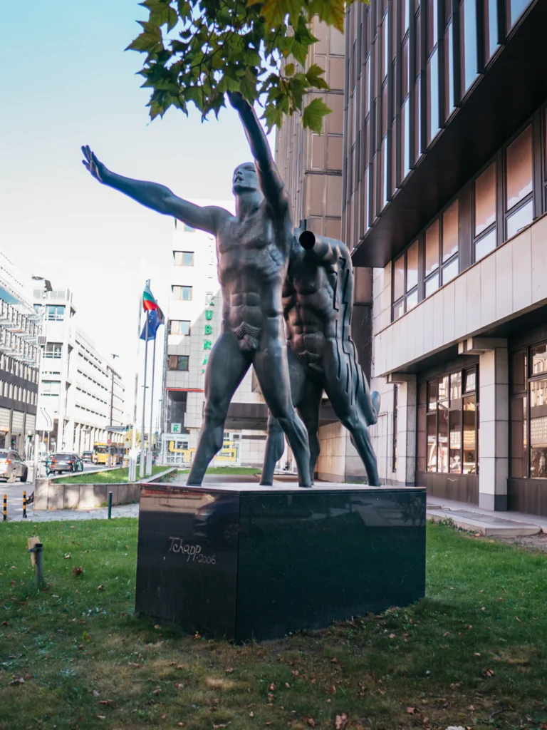 'Mauern durchbrechen' Skulpturengruppe Berlin. Der Fotogoals Fotospot in Berlin