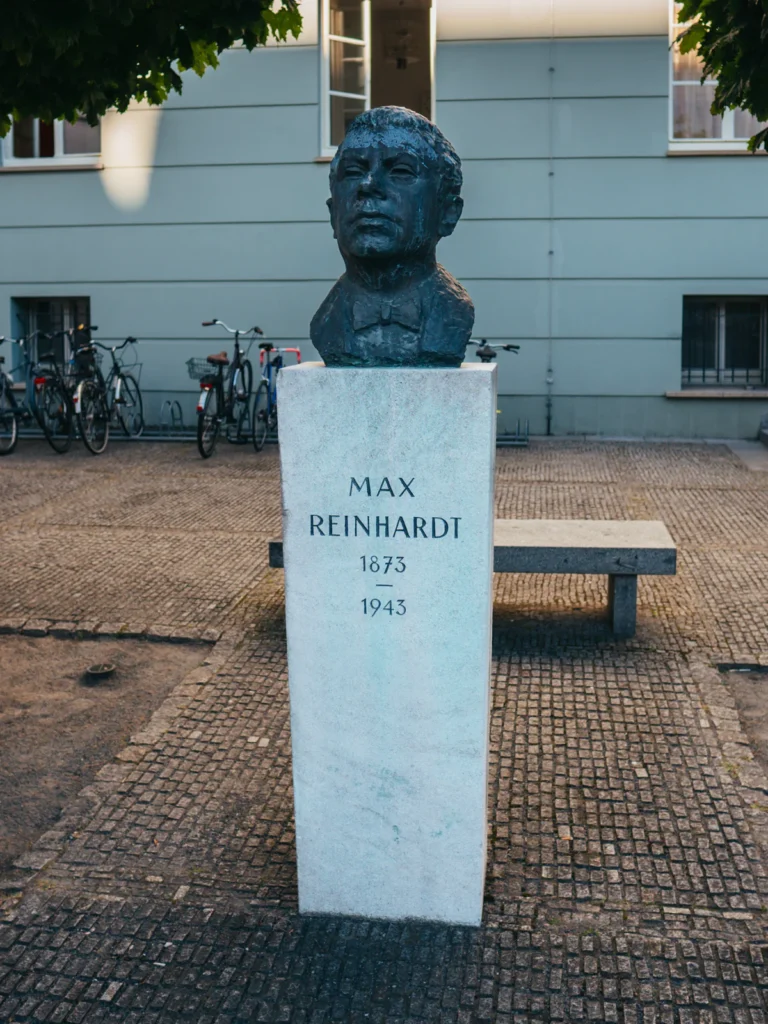 'Max Reinhardt' Büste Berlin. Der Fotogoals Fotospot in Berlin