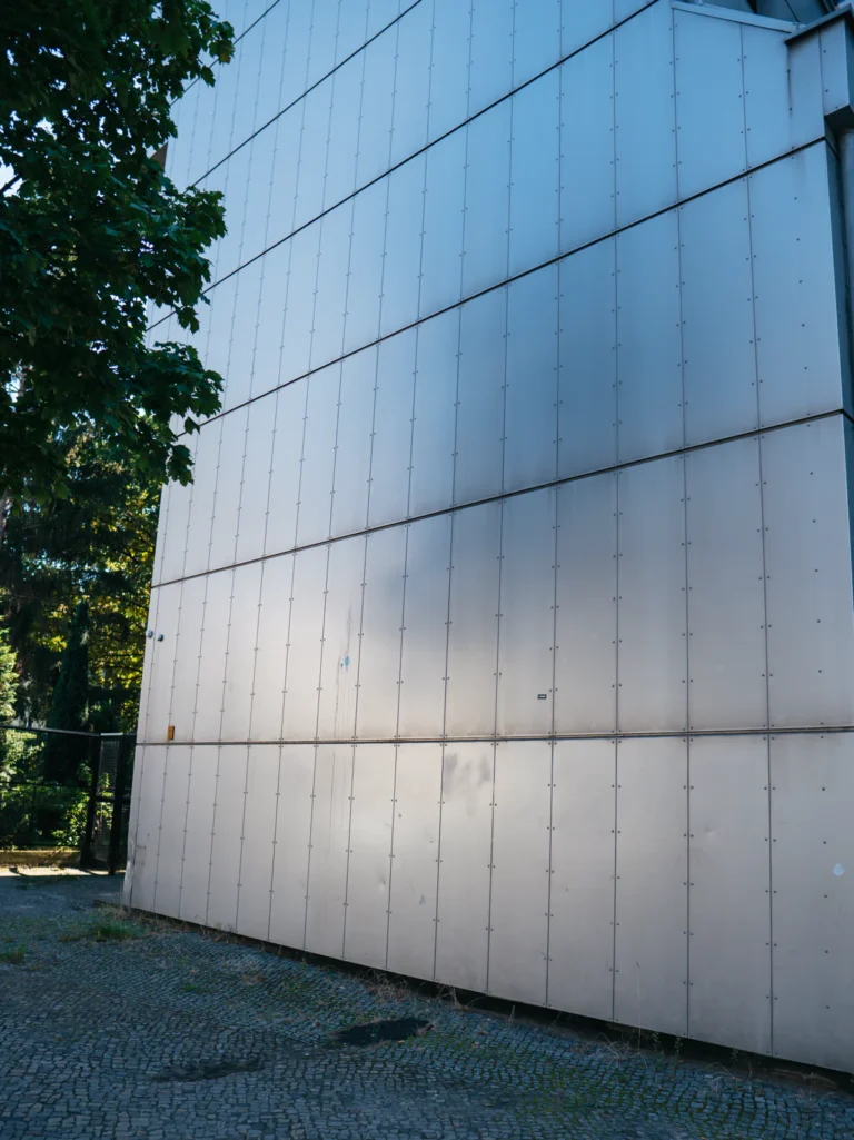 Metallfassade - Evangelische Schule Charlottenburg Berlin. Der Fotogoals Fotospot in Berlin